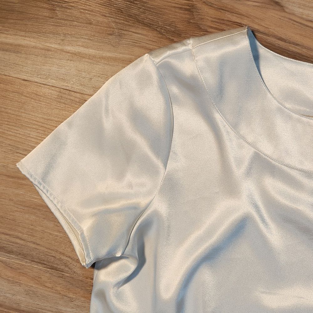 🔹️Judith Hart Cream Satin Fitted Short Sleeve Top Petite 8 - Picture 5 of 8